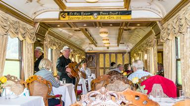 Üppig verzierter Innenraum eines Zugabteils