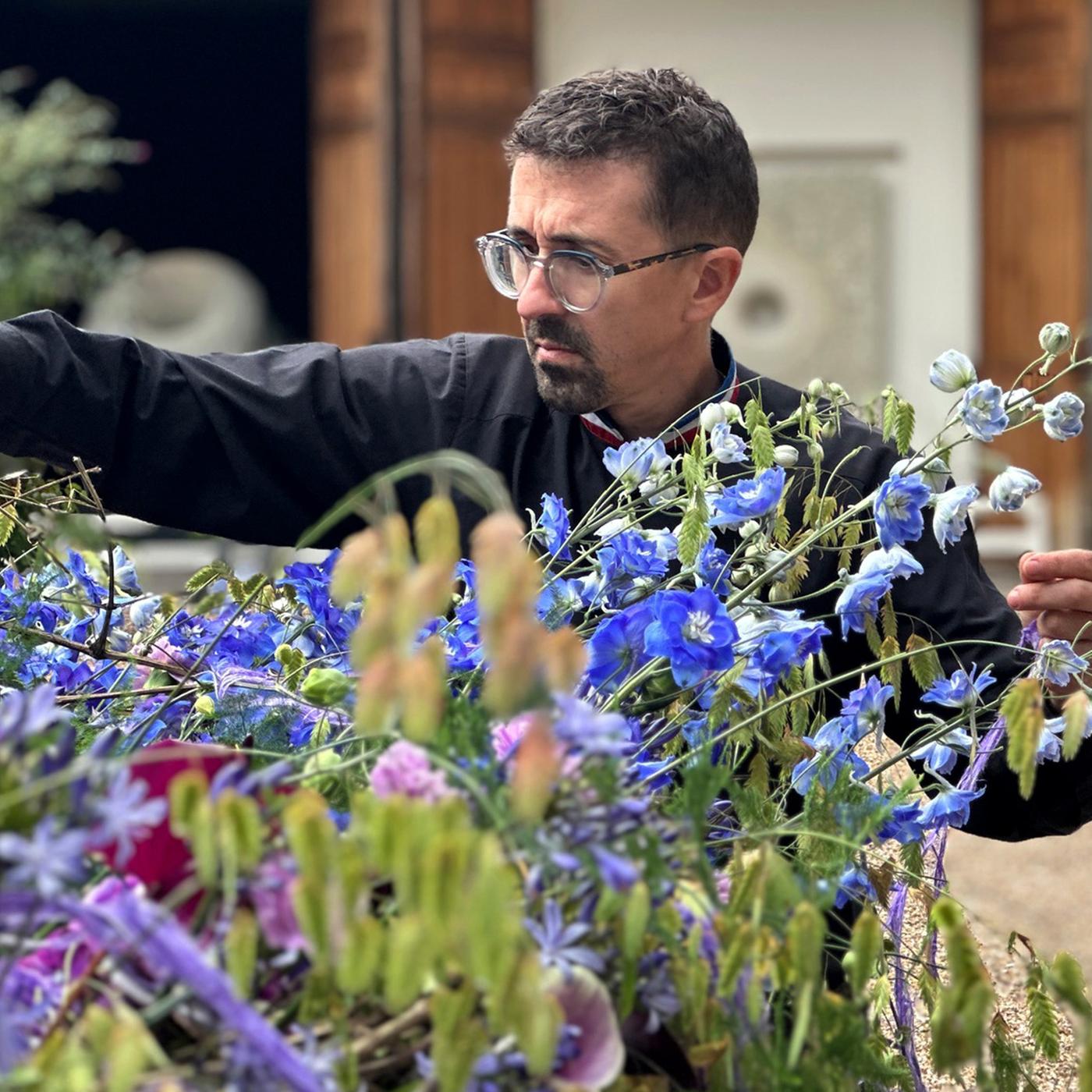 Frédéric Dupré, einer der bekanntesten Floristen Frankreichs, widmet sich der Textur von Pflanzen für seine hochkomplexen Blumeninstallationen.