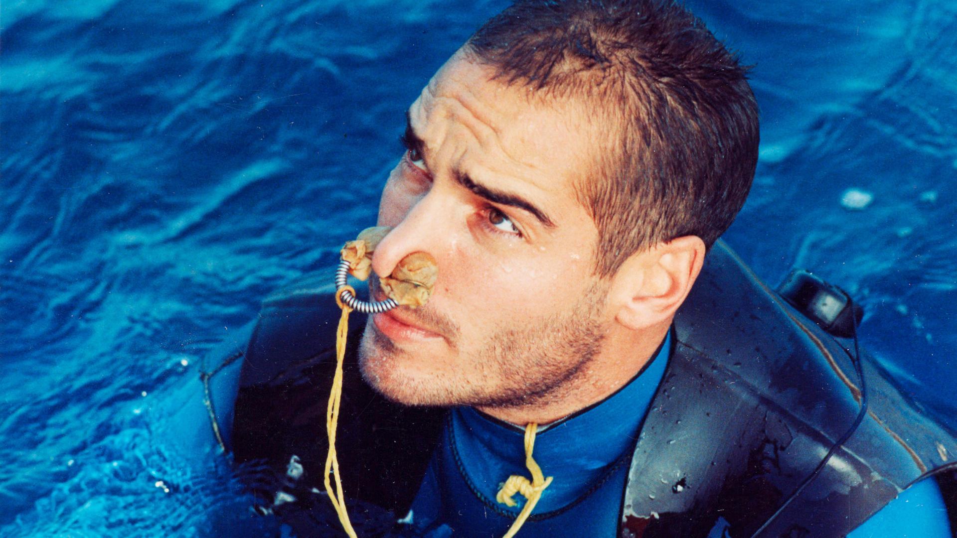 Ein Mann in Taucherausrüstung im Wasser.