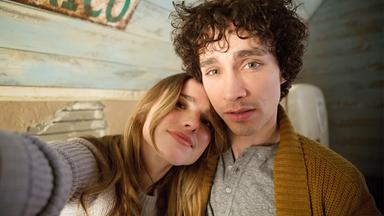 "Im Visier des Killers": Sean (Robert Sheehan) und seine Freundin Helen (Lisa Brenner) machen ein Selfie und schauen in die Kamera.
