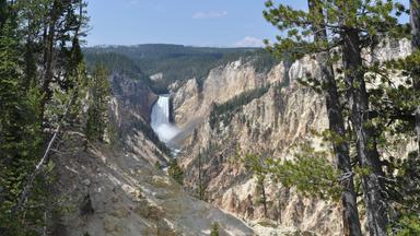 "Im Zauber der Wildnis" - Die Lower Falls sind Wasserfälle des Yellowstone River im US-Bundesstaat Wyoming. Mit einer Fallhöhe von 94 Metern sind sie die höchsten Fälle des Parkes und knapp doppelt so hoch wie die Niagarafälle.