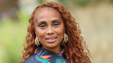 Junge schwarze Frau mit langen braunen Locken.