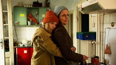 Beim Auszug ihrer Tochter Lisa (Lena Klenke, l.) wird Schaufensterdekorateurin Tanja (Claudia Michelsen, r.) bewusst, dass das Leben an ihr vorbeigerannt ist. Sie will aufholen, um jeden Preis...! Beide Frauen verstolpern sich irgendwie.