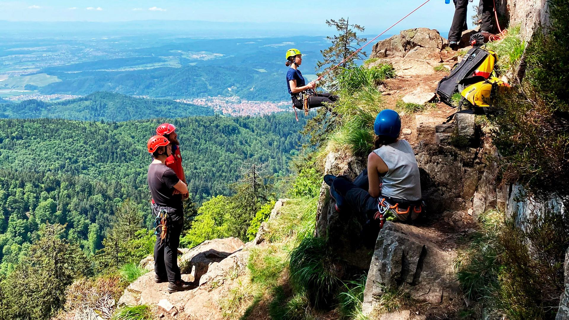 Mehrere Menschen an einer Felswand.