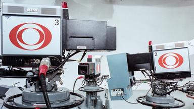 Professionelle ORF-Studiokameras auf einem Stativ im Fernsehstudio am Küniglberg  