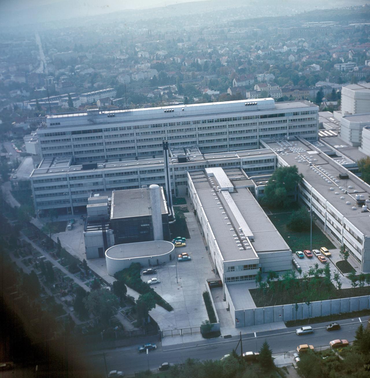 Luftaufnahme des ORF-Zentrums in Wien aus dem Jahr 1976 mit Blick auf die umliegende Stadt.