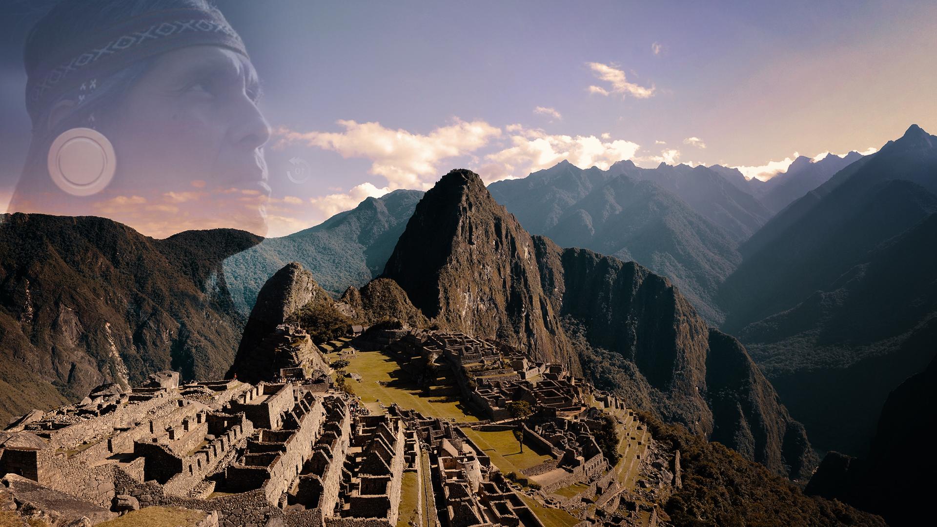 Eine Montage: Der Darsteller des Wayna Capac mit Kopfschmuck links im Bild. Rechts in sattem Grün Teile von Machu Picchu, der alten Inkastadt.