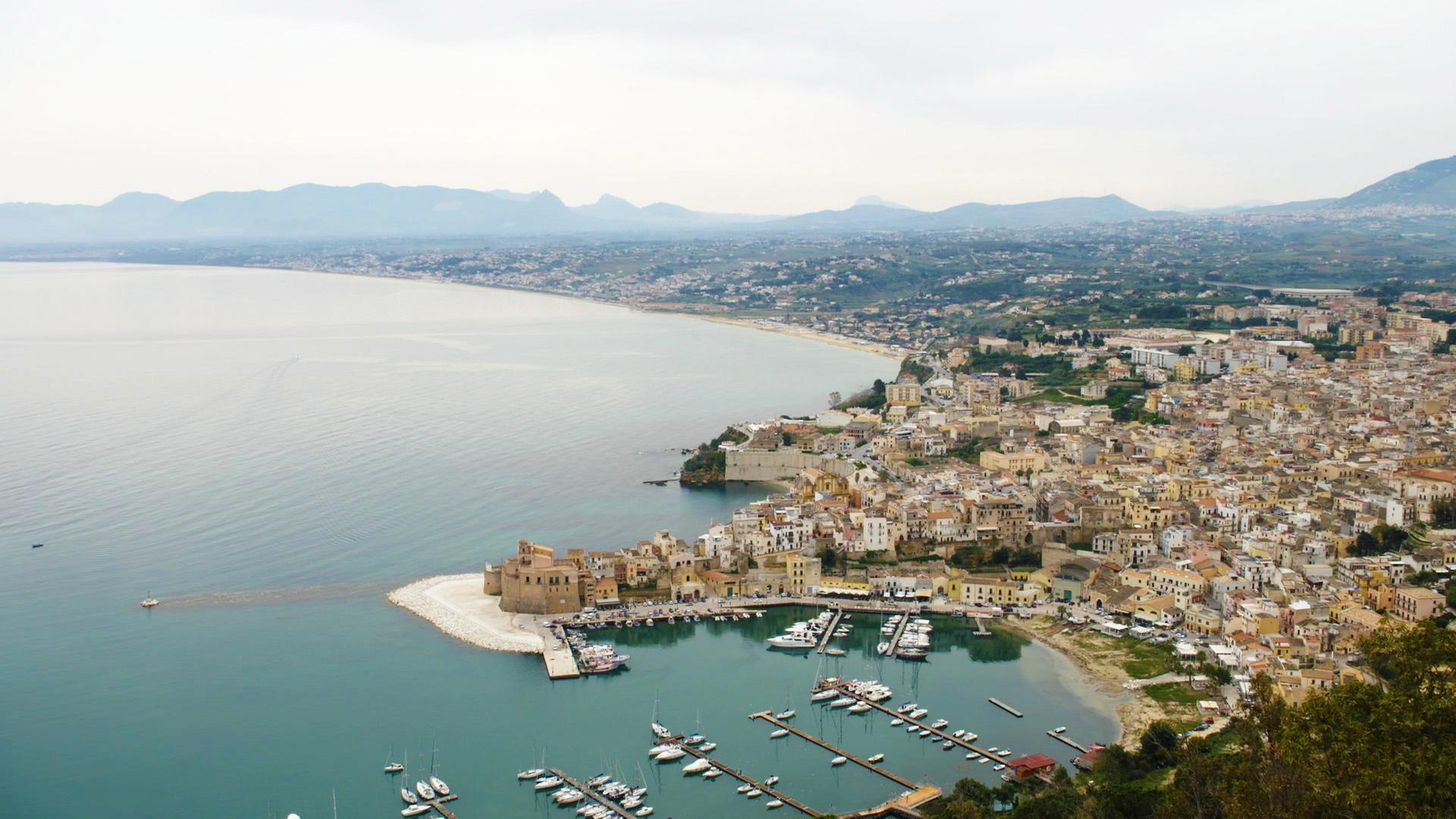 Ansicht einer Küstenstadt in Sizilien.