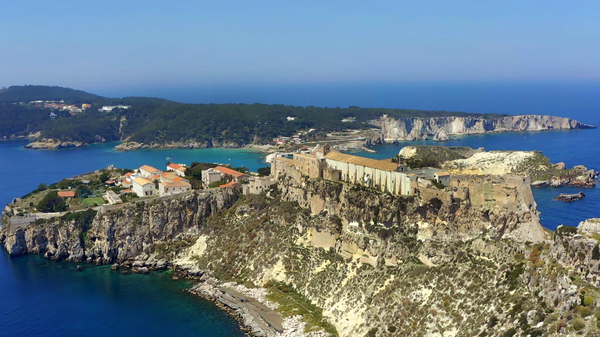 Aufnahme einer Abtei auf einer kleinen Insel.