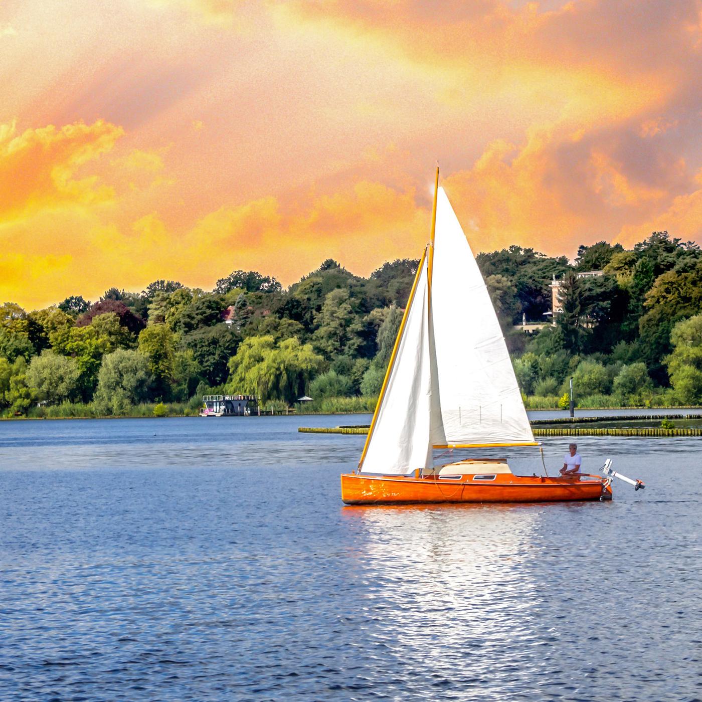 Aufnahme eines kleinen Segelbootes vor der Insel Schwanenwerder.