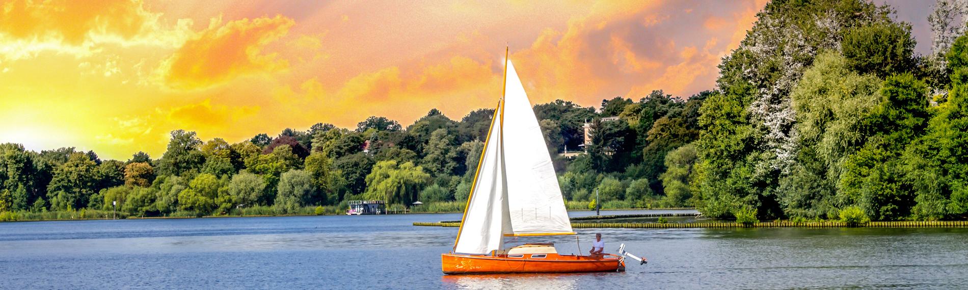 Aufnahme eines kleinen Segelbootes vor der Insel Schwanenwerder.