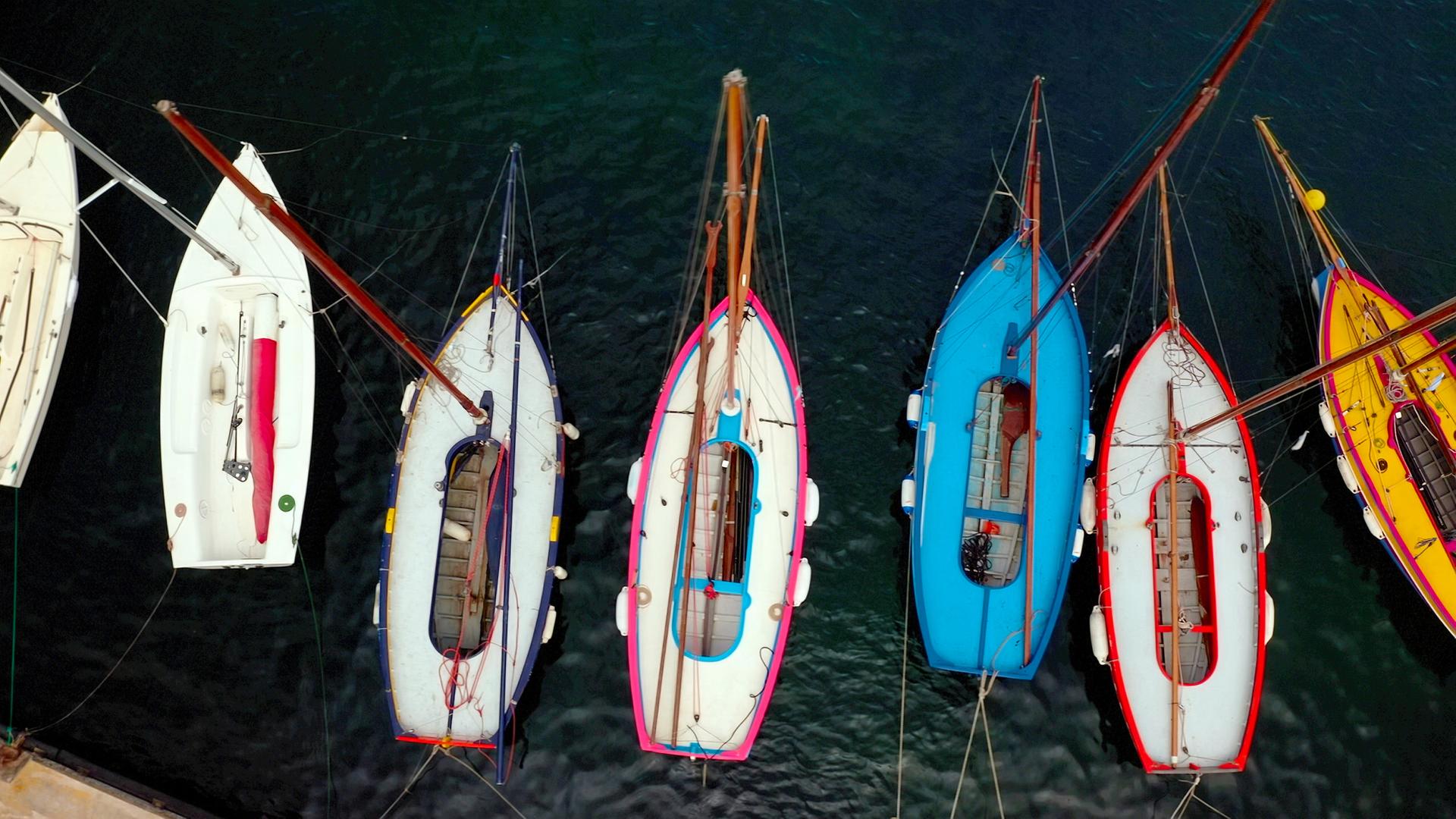 Bunte Boote im Wasser.