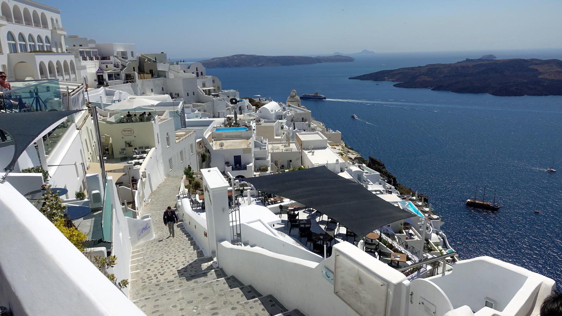 "Inselträume: Die Kykladen - die Schönen des Südens": Blick über die weißen Häuser auf der Kykladeninsel Santorini.