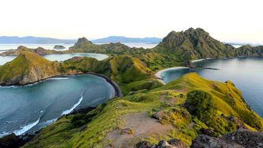 Blick auf eine felsige Inseln im Meer mit vielen Insel-Ausläufern