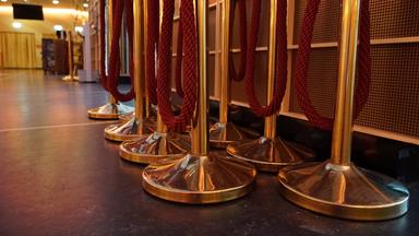 Vorraum vom Kino. Am Rand stehen zusammen mehrere Absperrungspfosten.