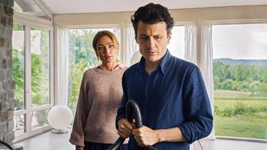 Mark (Manuel Rubey) steht mit Nina (Lisa Maria Potthoff) in deren Wohnzimmer und hält einen defekten Fahrradschlauch in der Hand. Nina sieht zu Mark, der ihr den Rücken zugewandt hat und traurig nach unten schaut.