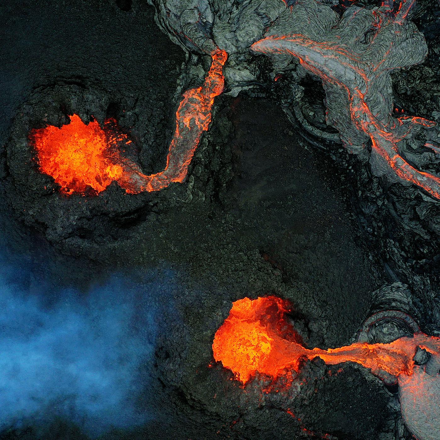 Luftaufnahme der austretenden Lava eines Vulkans