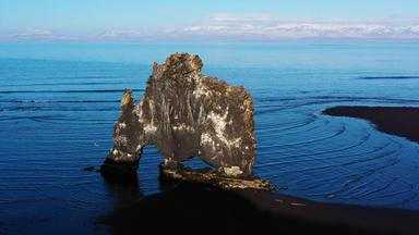Ein Lavafels im Meer.