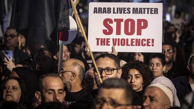 Ein Protestiernder hält ein Plakat mit der Aufschrift "Arab Lives Matter. Stop The Violence!"