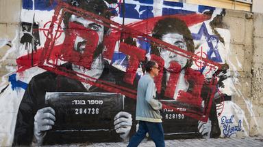 Grafitti zeigt "Naza"-Redakteure Rachel Szor and Yuval Abraham, überschrieben mit dem Wort "Verräter" auf Hebräisch