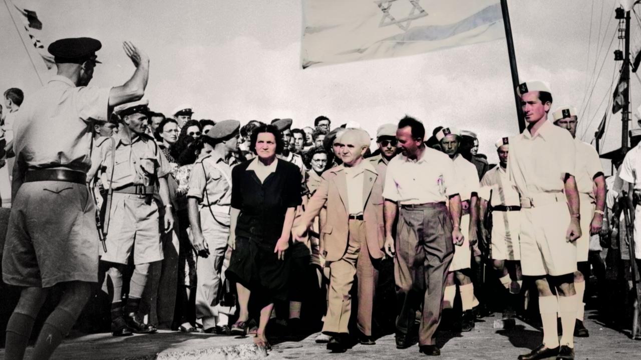  Koloriertes Schwarz-Weiß-Foto vom 3. Juli 1948: Israels Premierminister David Ben Gurion läuft mit seiner Frau und den letzten britischen Soldaten auf den Haifa Docks an einer kleinen Abteilung der israelischen Marine vorbei.