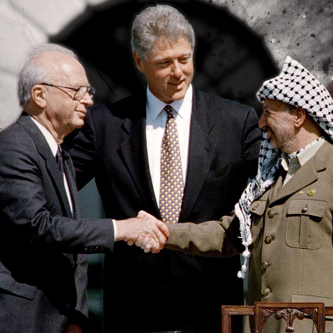 Montage: Foto vom 13. September 1993 anlässlich der Unterzeichnung des Oslo-Abkommens: Yitzhak Rabin und Yasir Arafat reichen sich die Hand während Bill Clinton zwischen ihnen steht. Im Hintergrund sind die Flaggen von Israel und Palästina abgebildet.