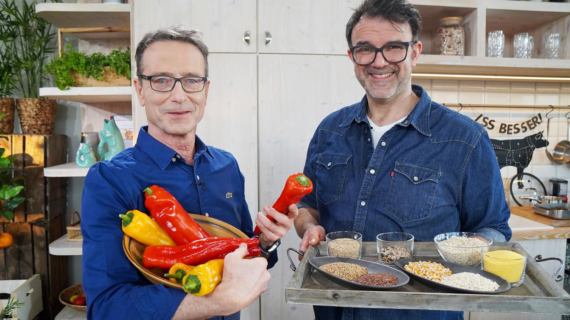 Dr. Matthias Riedl (li) und Tarik Rose mit einem Teller Paprika in der Hand