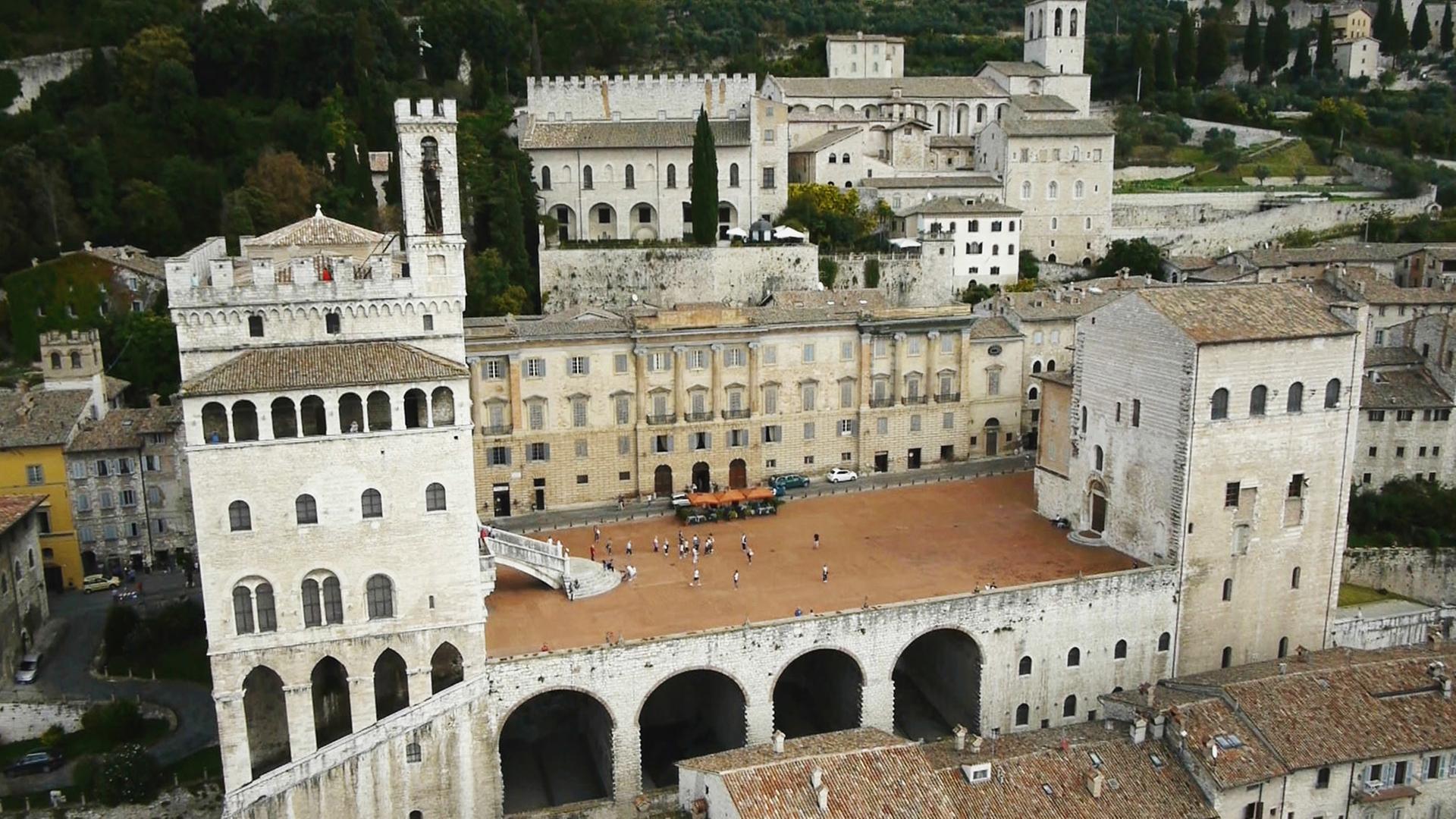 "Italien, meine Liebe (2/5) - Umbrien": Gubbio, Piazza Signoria und Palazzo die Consoli mit dem Glockenturm.