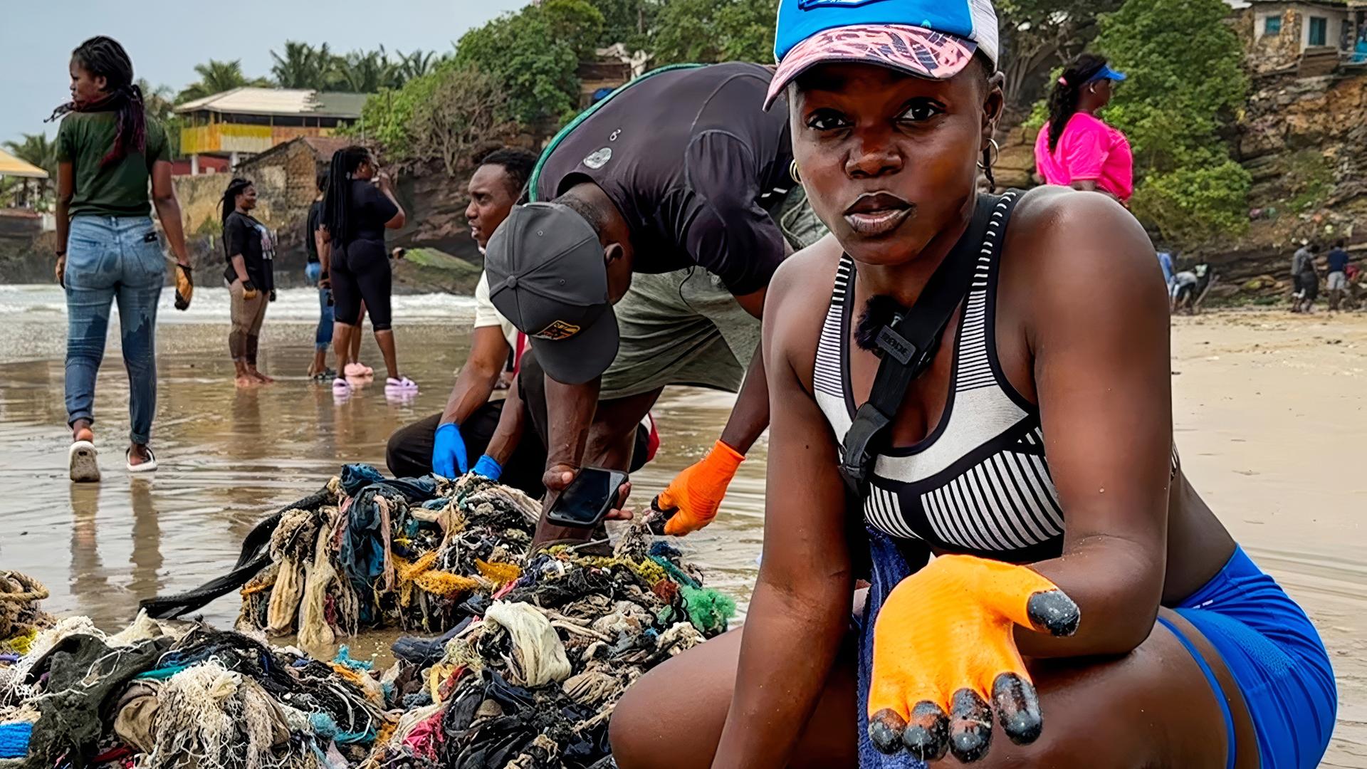 Iveth Stunner beim Beach Clean-Up, um Altkleiderabfälle am Strand zu beseitigen.