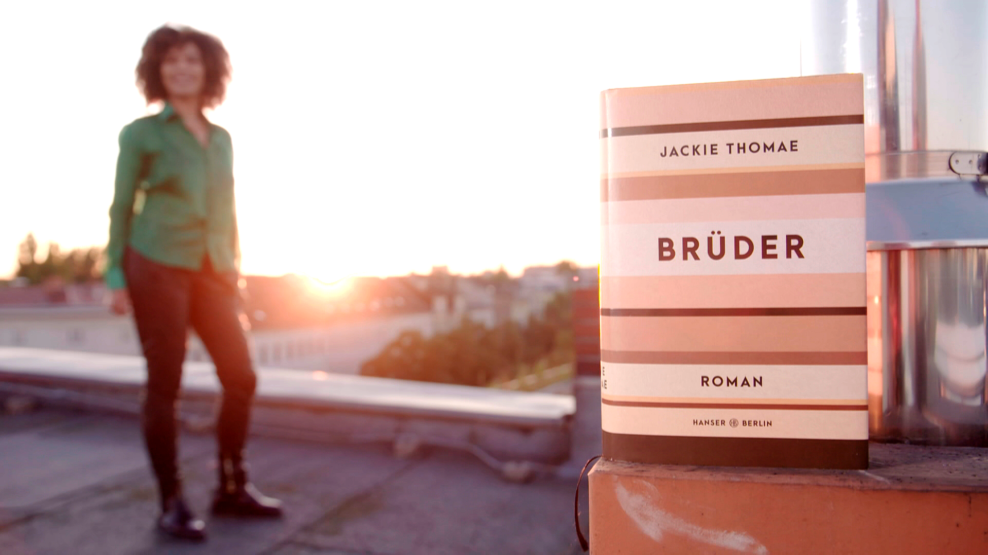 Schriftstellerin Jackie Thomae und ihr Roman "Brüder"