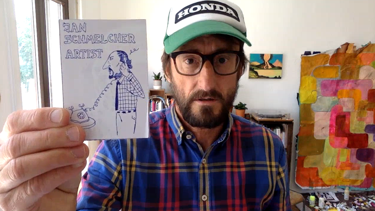 Ein Mann mit Baseballkappe hält ein Blatt Papier in die Kamera, auf dem er sich selbst porträtiert hat.