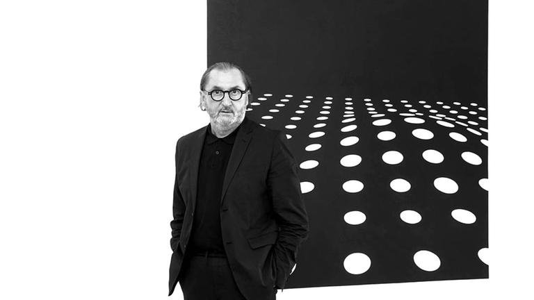 Der ungarische Künstler Janos Schaab steht vor einem seiner Werke.