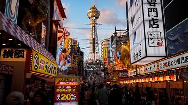 Ansicht einer vollen engen Straße in Osaka.