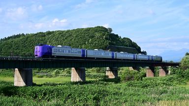 Der Lavendelexpress – der Sonderzug fährt nur im Sommer von Sapporo zu den Blumenfeldern Furanos