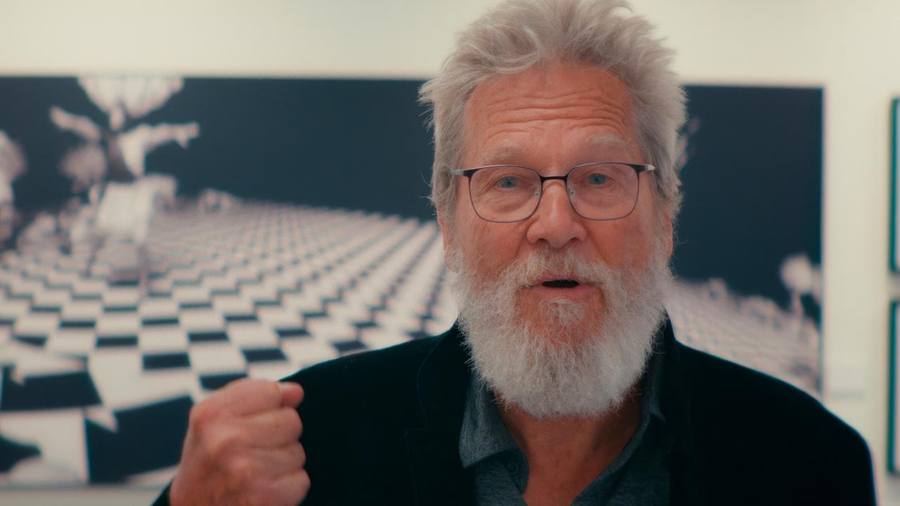 Mann mit Bart und Brille schaut in die Kamera