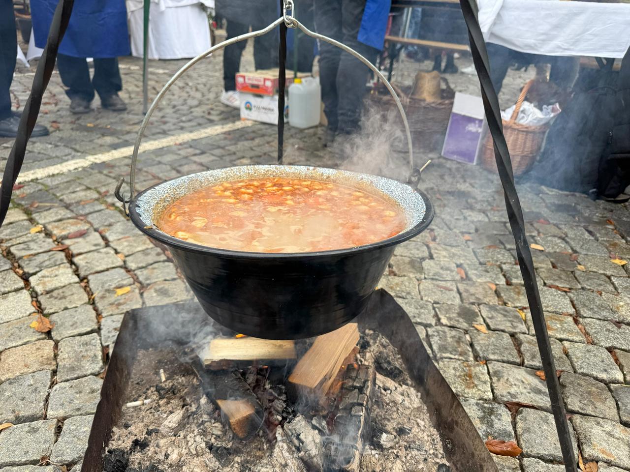 Martinovanje in Ormož: Lokale Speise Bograč (Bogač): Ein traditioneller Kesselfleisch-Eintopf meist aus drei verschiedenen Fleischsorten (Rind, Schwein, Wild), Kartoffeln, Paprika und Zwiebeln der stundenlang über offenem Feuer gekocht wird. 