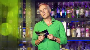 Johann König im grünen Hemd beim Moderieren.