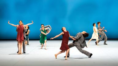 Auf einer leeren Bühne bewegen sich fünf Paare beim Tanz.