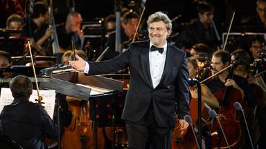 Jonas Kaufmann steht vor dem Orchester der Arena von Verona