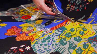 Ein bunter, floraler Stoff