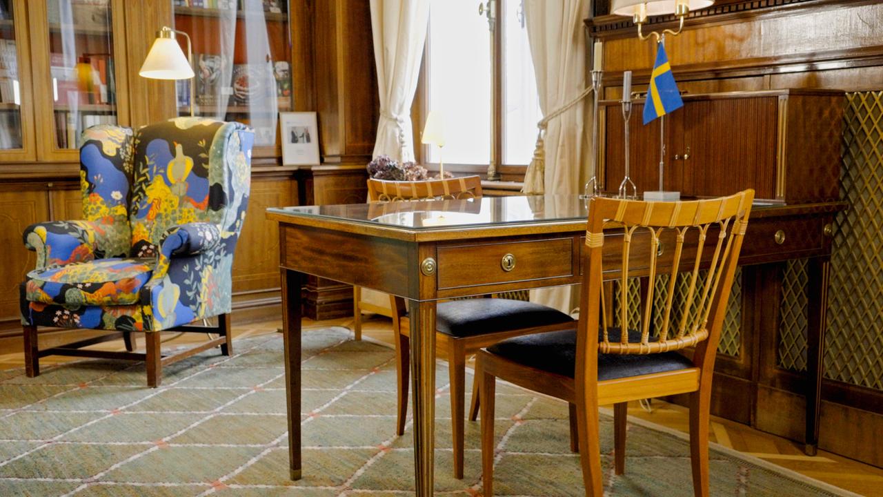 Ein edler Schreibtisch an einem Fenster 