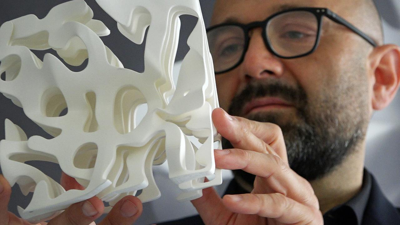 Jürgen Mayer betrachtet Kunststück.