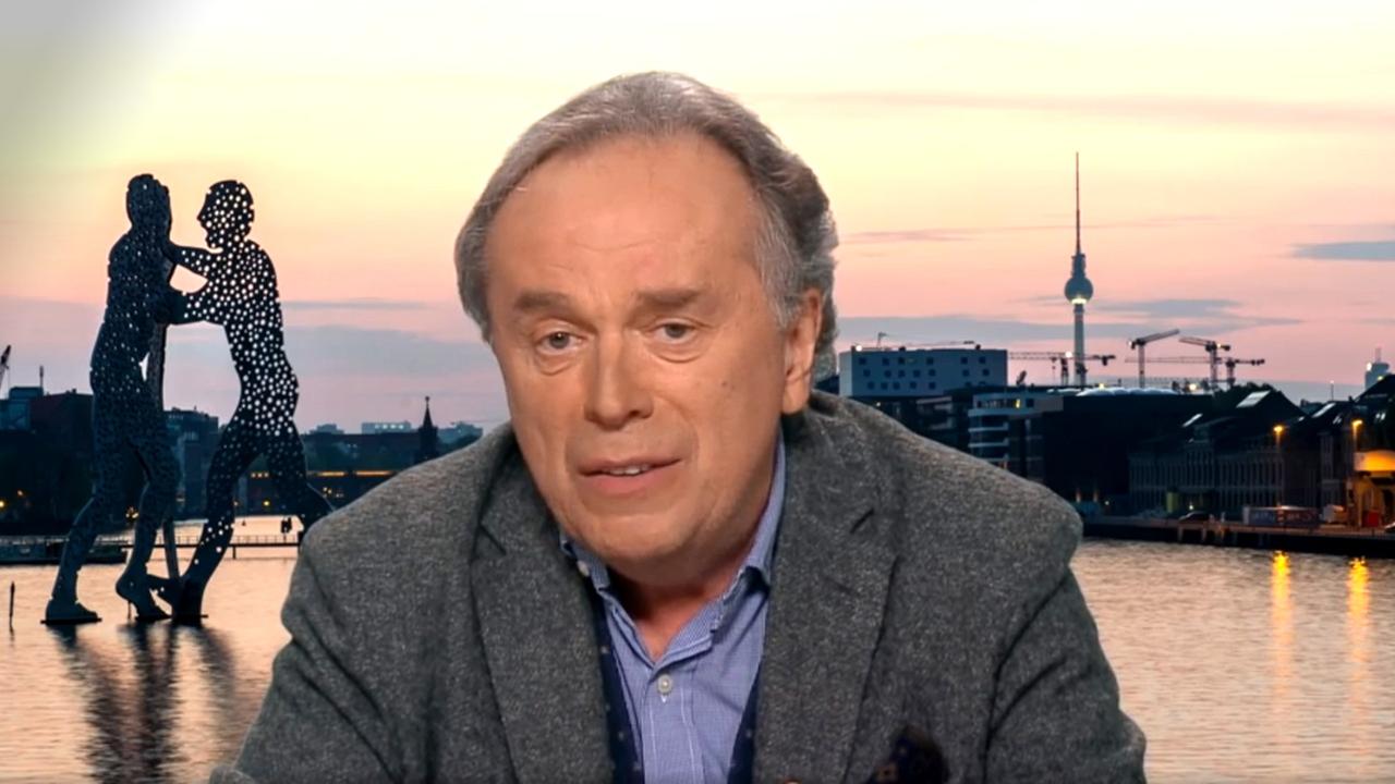 Nahaufnahme von Jürgen Ritte in einem Studio.