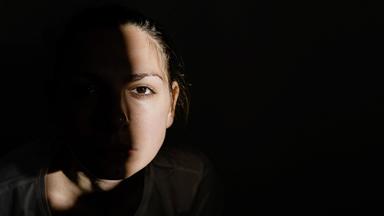 Gesicht einer Jugendlichen im Halbschatten