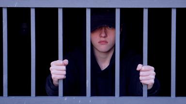 Jugendlicher hinter Gittern