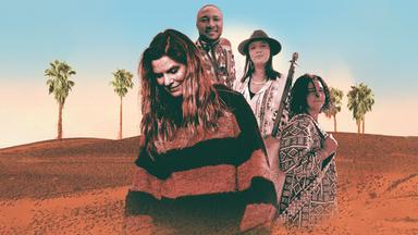  Eva Briegel von Juli, zwei Frauen und ein Mann stehen vor der Wüste.