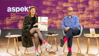 Redaktionsleiter Daniel Fiedler spricht auf der Frankfurter Buchmesse mit der aspekte-Literaturpreisträgerin Julja Linhof