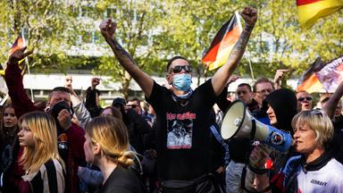 Rechtsradikaler Protest für "flächendeckende Grenzkontrollen" und gegen Waffenlieferungen in die Ukraine. Veranstalter ist das Bündnis "Gemeinsam für Deutschland". Unter den Teilnehmern befinden sich überwiegend junge Neonazis und Anhänger der Berliner Coronaleugner- und Querdenker-Szene.
