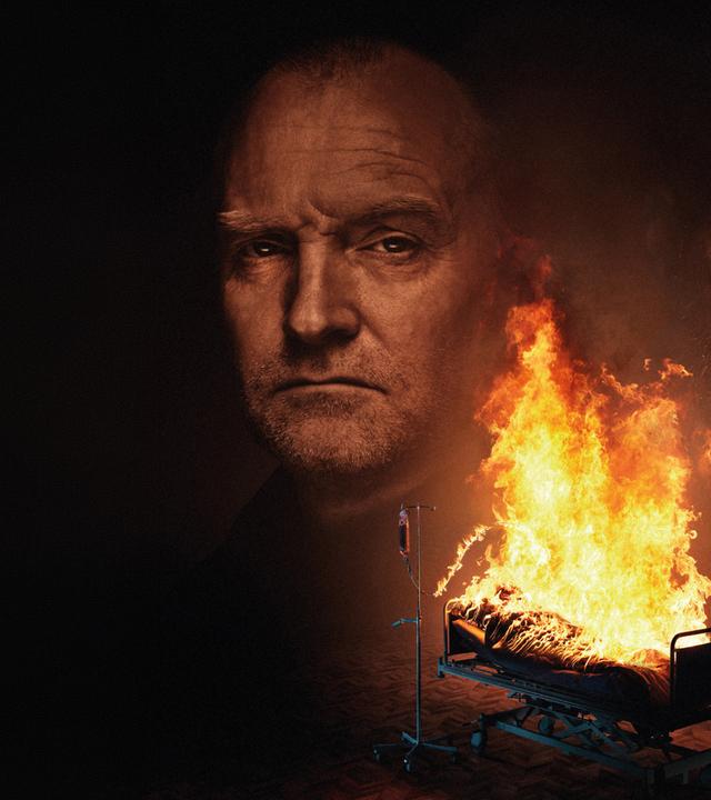 Düsteres Filmposter: Links und rechts sind die Gesichter zweier ernst blickender Männer zu sehen; in der Mitte brennt ein Krankenbett mit einer liegenden Person, daneben steht ein Infusionsständer.
