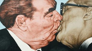 Wandgemälde an der East Side Gallery zeigt den Bruderkuss zwischen Leonid Breschnew und Erich Honecker mit der Inschrift Mein Gott, hilf mir, diese tödliche Liebe zu überleben.